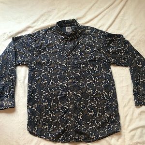 Cinch paisley print button down LS Shirt in Size Medium